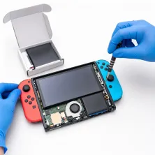 Reparar Nintendo Switch en Madrid: técnico con guantes azules abriendo la consola