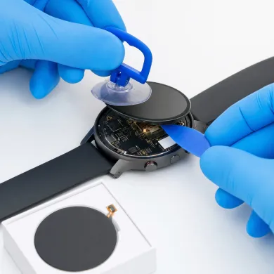 Cambiar pantalla Xiaomi Amazfit GTR 2e en Madrid: técnico con guantes azules sustituyendo la pantalla