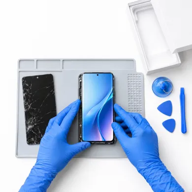Cambiar pantalla Motorola Edge 50 Pro en Madrid: técnico con guantes azules sustituyendo la pantalla