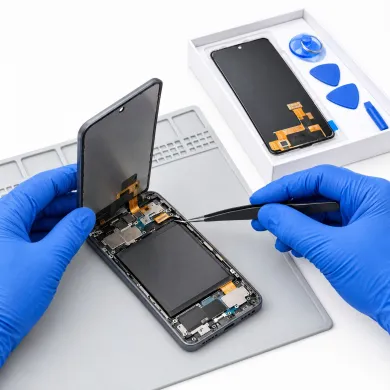 Cambiar pantalla Motorola Moto E14 en Madrid: técnico con guantes azules sustituyendo la pantalla