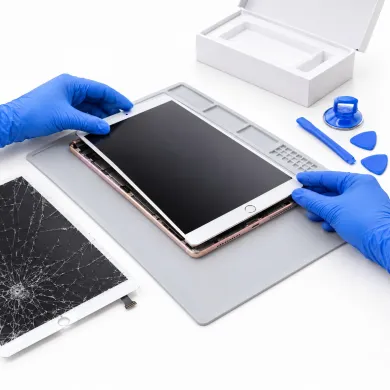 Cambiar batería iPad Pro 9,7″ (2016) en Madrid: técnico con guantes azules reparando el iPad