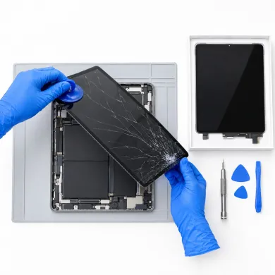 Cambiar pantalla iPad Air 11″ M3 (2025) en Madrid: técnico con guantes azules sustituyendo la pantalla