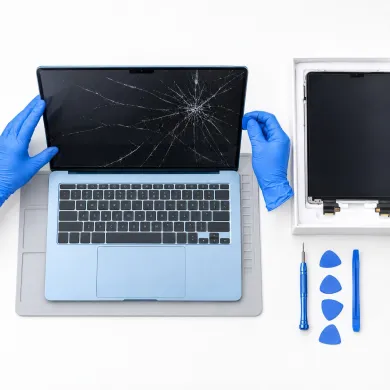 Cambiar pantalla MacBook Air 15″ M4 (2025) en Madrid: técnico con guantes azules sustituyendo la pantalla