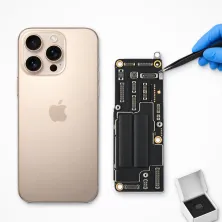 Placa base del iPhone 16 Pro Max junto al móvil, con pinzas y chip nuevo: reparar placa base del iPhone 16 Pro Max en Madrid