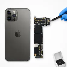 Placa base del iPhone 12 Pro junto al móvil, con pinzas y chip nuevo: reparar placa base del iPhone 12 Pro en Madrid