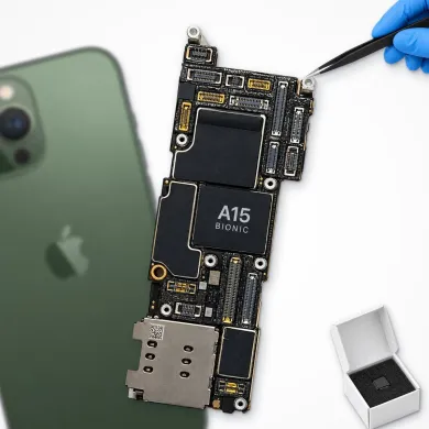 Placa base del iPhone 13 Pro en primer plano con pinzas de técnico: reparación de placa base en Madrid