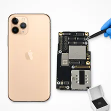 Placa base del iPhone 11 Pro junto al móvil, con pinzas y chip nuevo: reparar placa base del iPhone 11 Pro en Madrid