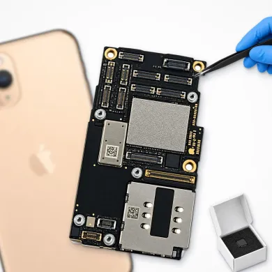 Placa base del iPhone 11 Pro en primer plano con pinzas de técnico: reparación de placa base en Madrid