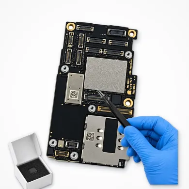 Placa base real del iPhone 11 Pro con la mano de un técnico y un chip nuevo: placa base iPhone 11 Pro en Madrid