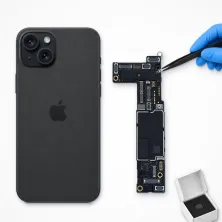 Placa base del iPhone 15 Plus junto al móvil, con pinzas y chip nuevo: reparar placa base del iPhone 15 Plus en Madrid