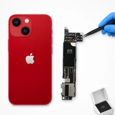 Placa base del iPhone 13 mini junto al móvil, con pinzas y chip nuevo: reparar placa base del iPhone 13 mini en Madrid
