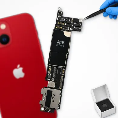 Placa base del iPhone 13 mini en primer plano con pinzas de técnico: reparación de placa base en Madrid