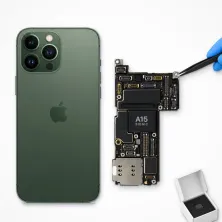 Placa base del iPhone 13 Pro Max junto al móvil, con pinzas y chip nuevo: reparar placa base del iPhone 13 Pro Max en Madrid