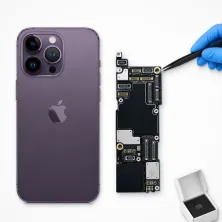 Placa base del iPhone 14 Pro junto al móvil, con pinzas y chip nuevo: reparar placa base del iPhone 14 Pro en Madrid