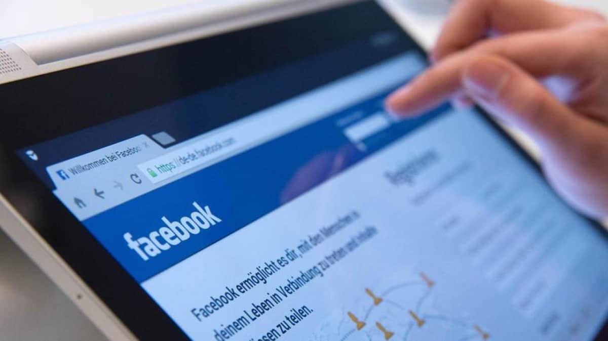 quitar los iconos de la barra de accesos directos de la app de Facebook