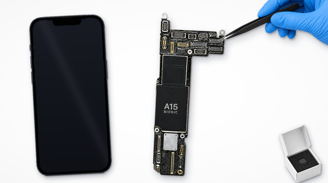 iPhone no enciende: iPhone con la pantalla negra junto a su placa base, que un técnico con guantes azules revisa con unas pinzas, y un chip nuevo en su caja, en Madrid
