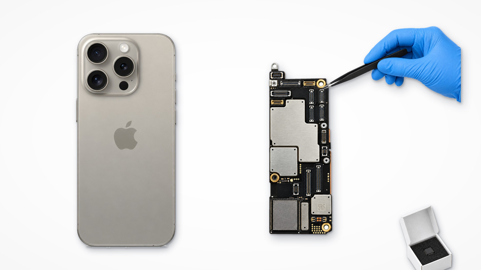 Placa base iPhone: el móvil por detrás junto a su placa base real, que un técnico con guantes azules revisa con unas pinzas, y un chip nuevo en su caja, en Madrid