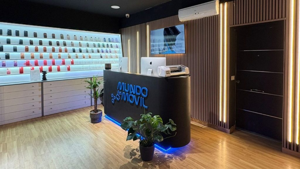 Interior de la tienda de Mundo del Móvil en Guindalera / Las Ventas, calle Colomer 3, Madrid: mostrador y expositor de fundas