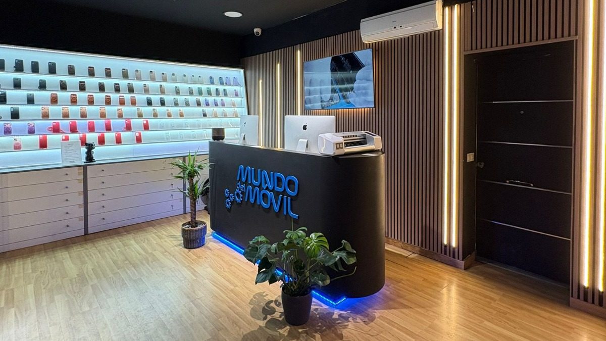 Interior de la tienda de Mundo del Móvil en Guindalera / Las Ventas, calle Colomer 3, Madrid: mostrador y expositor de fundas