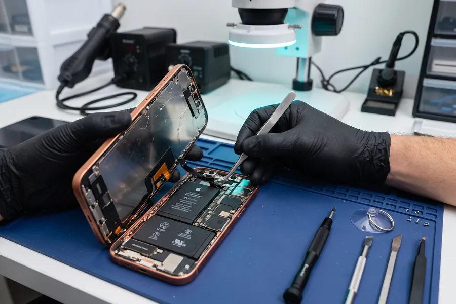 Técnico reparando un iPhone en el laboratorio